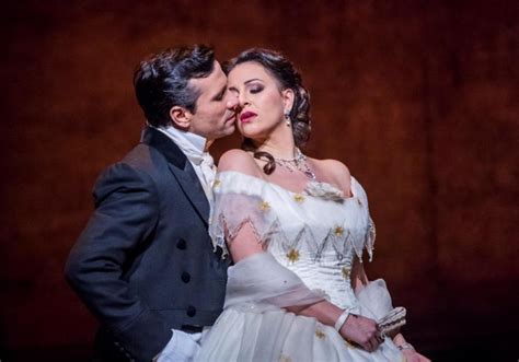 La Traviata: Un Dramma Lirico Inzuppato di Melodramma e Passioni Ardente